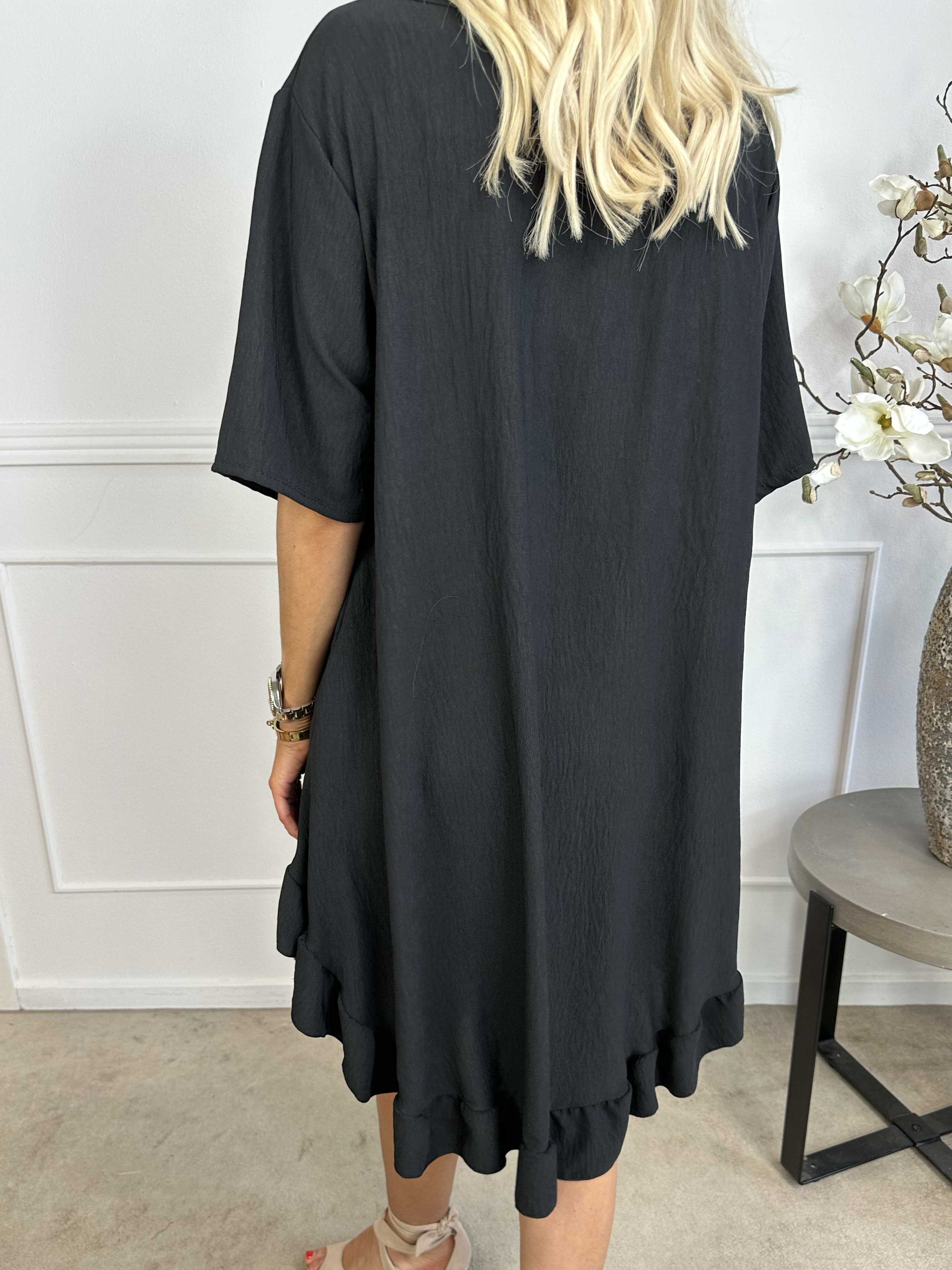 Emmelie - Kjole i viskoseblanding med flæsekant og lommer.